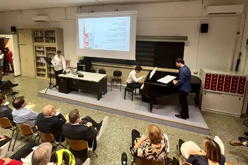 Davide Lombardi al pianoforte durante l'evento La memoria delle cose alla Sapienza