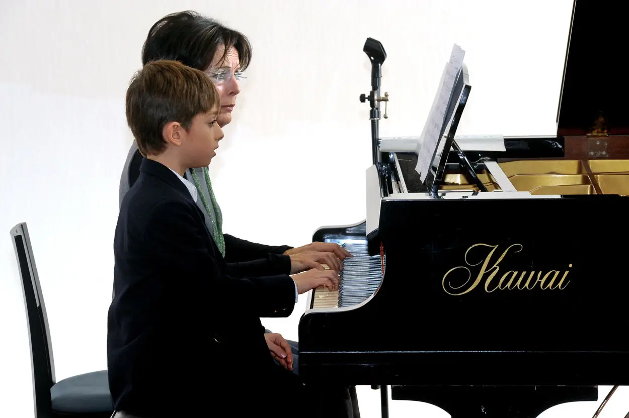 Davide Lombardi da bambino al pianoforte