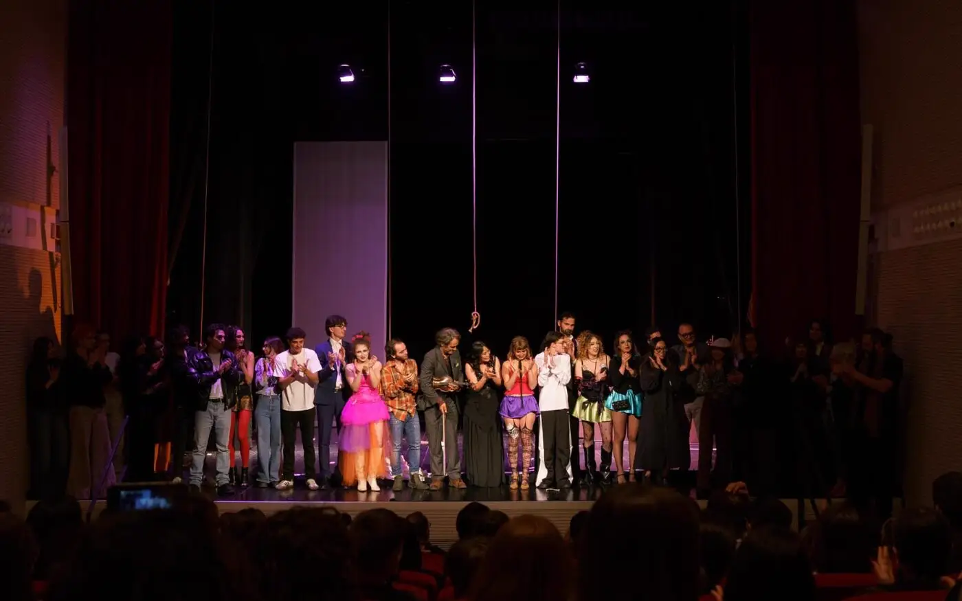Saluti finali del cast dello spettacolo Mahagonny Suite